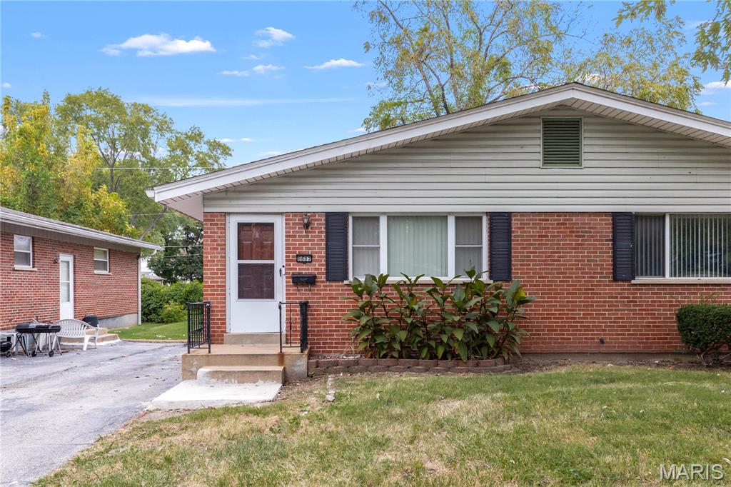 6267 N Hanley Road Property Photo 2