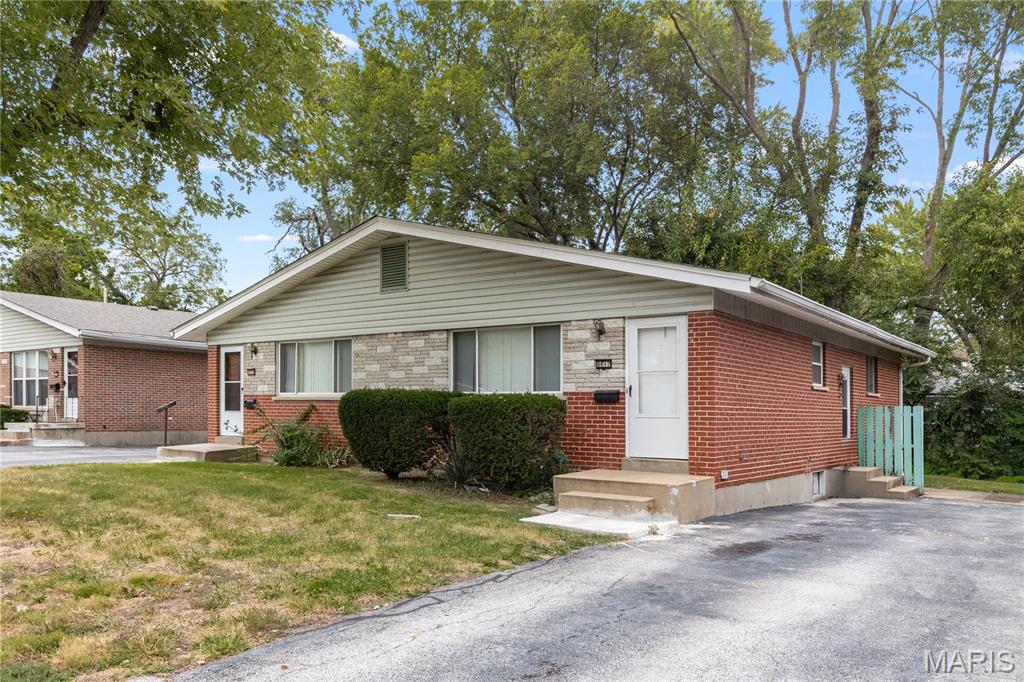 6267 N Hanley Road Property Photo 4