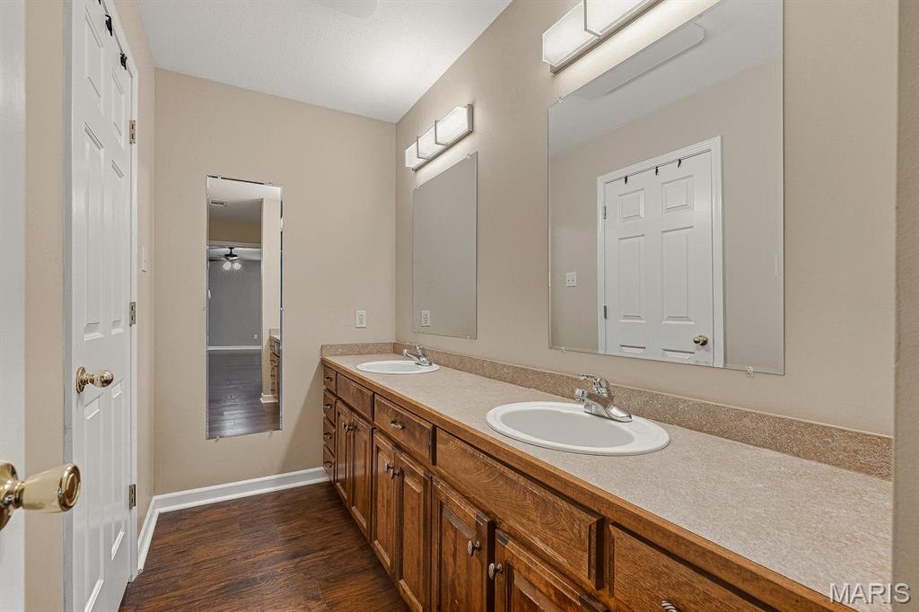 913 S Sutton Place Property Photo 22