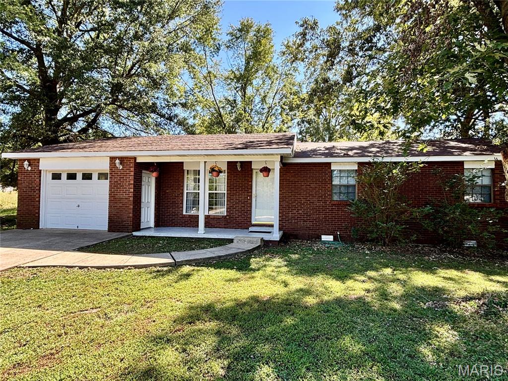 702 E Silver St Property Photo 1