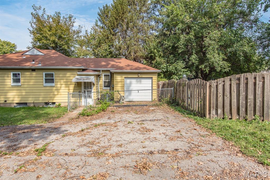 7646 Genesta Street Property Photo 4