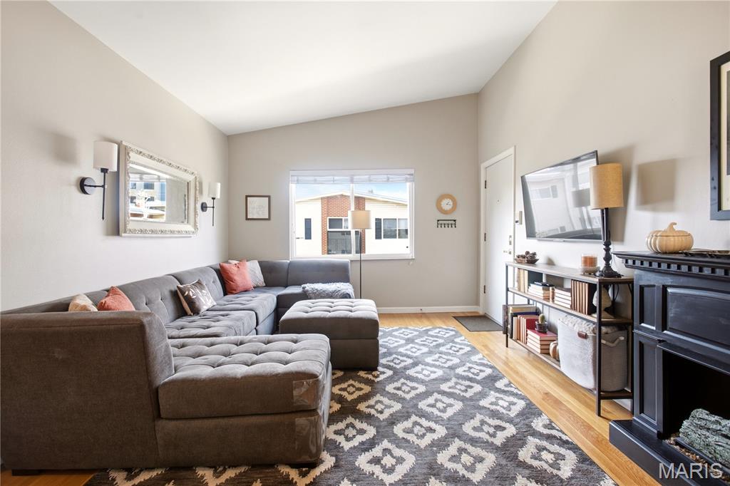 129 E Washington Avenue 2s Property Photo 1