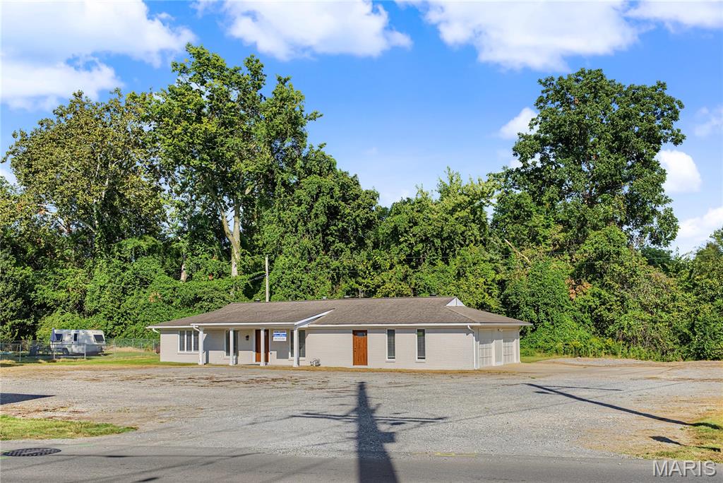 1000 Kingsway Drive Property Photo 1