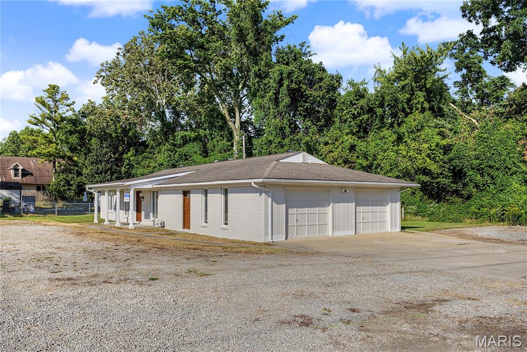 1000 Kingsway Drive Property Photo 4
