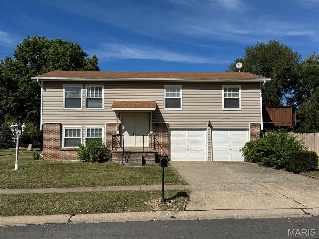 6113 Lake Paddock Drive Property Photo 1