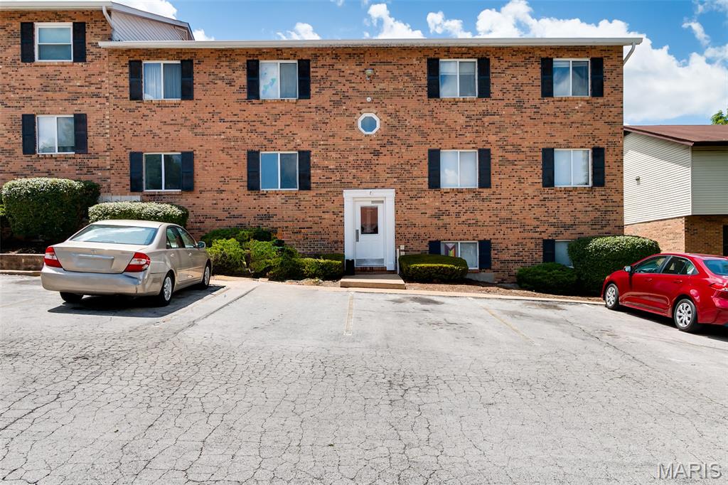7 Village West Court 101,102,201,202,301,302 Property Photo 1