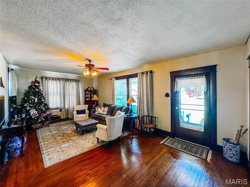 209 E Walnut Property Photo 4