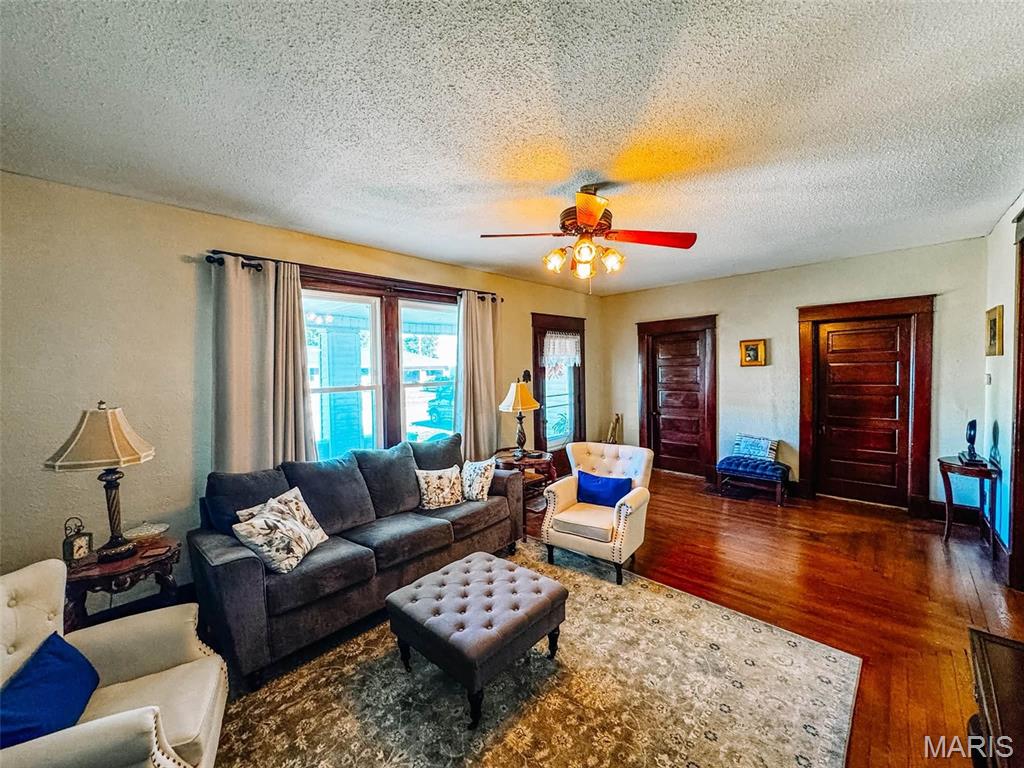 209 E Walnut Property Photo 5