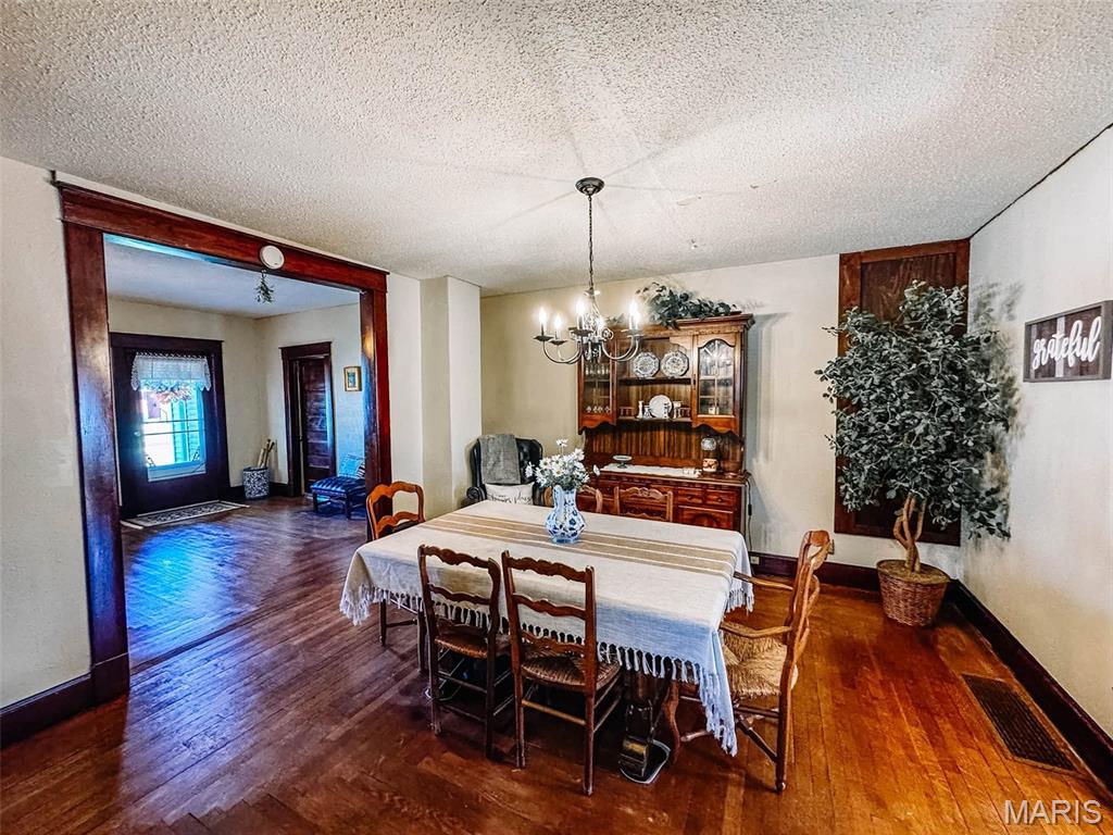 209 E Walnut Property Photo 6