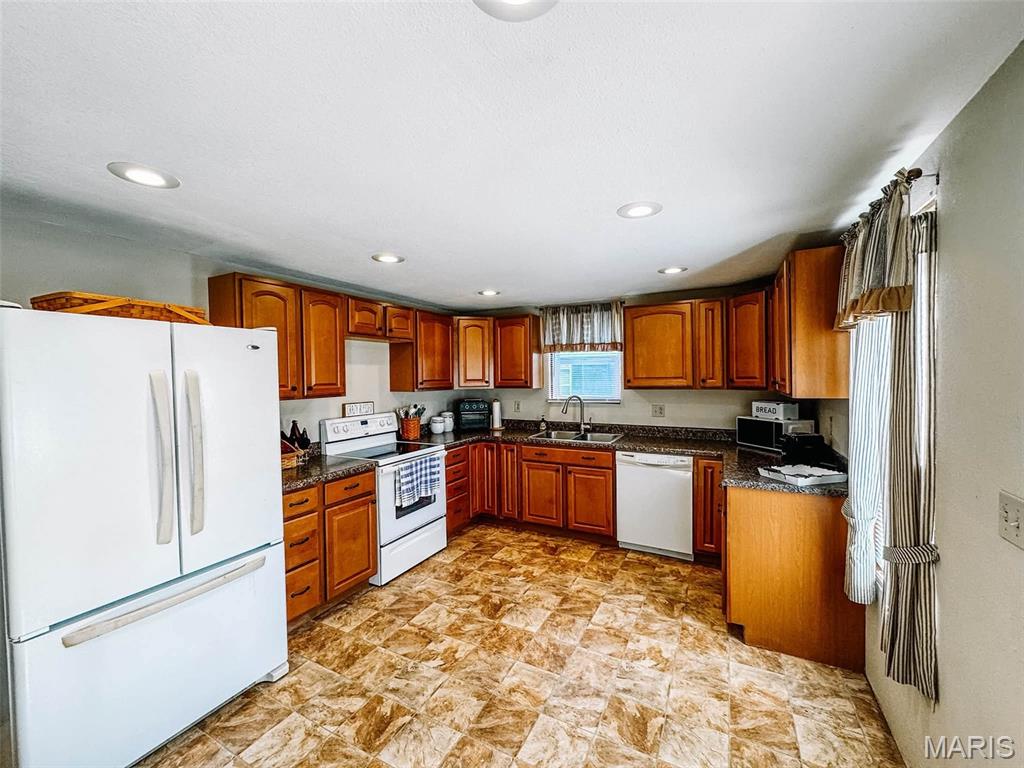 209 E Walnut Property Photo 8