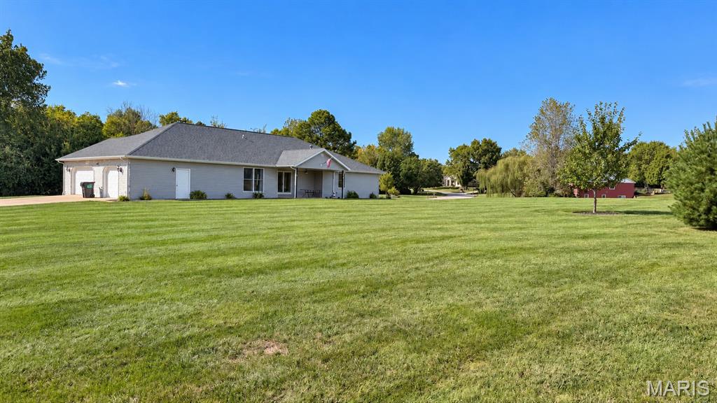 886 Whispering Hills Drive Property Photo 3