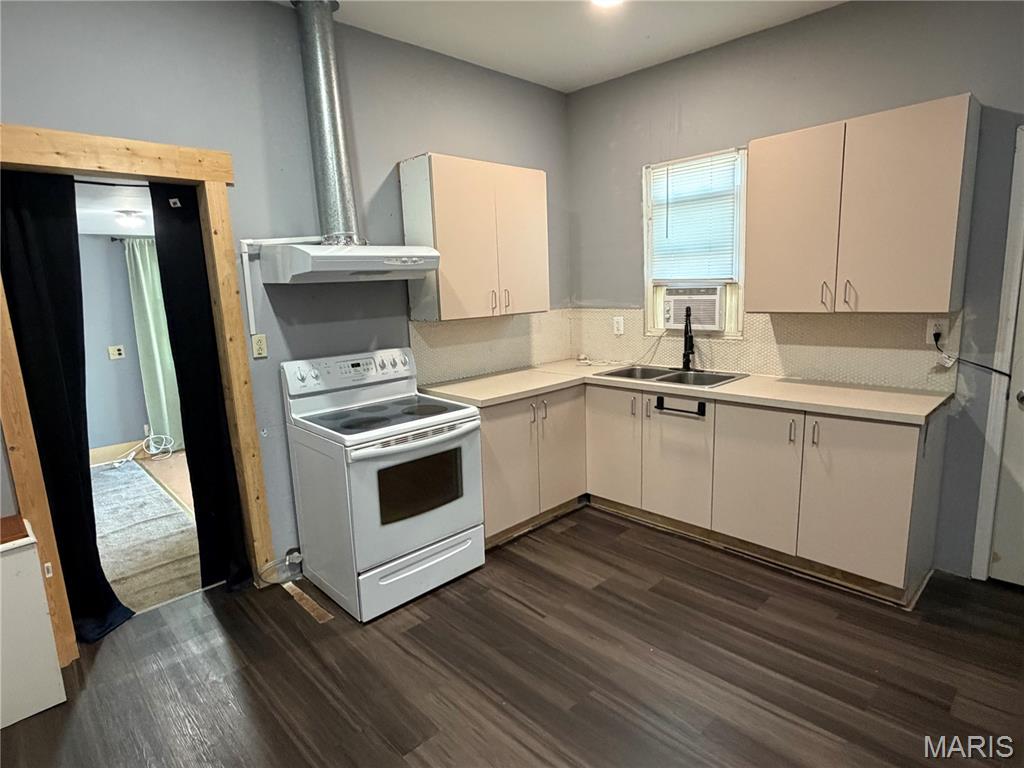 1930 Marilla Street Property Photo 3