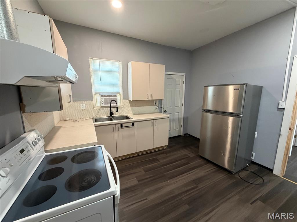 1930 Marilla Street Property Photo 4
