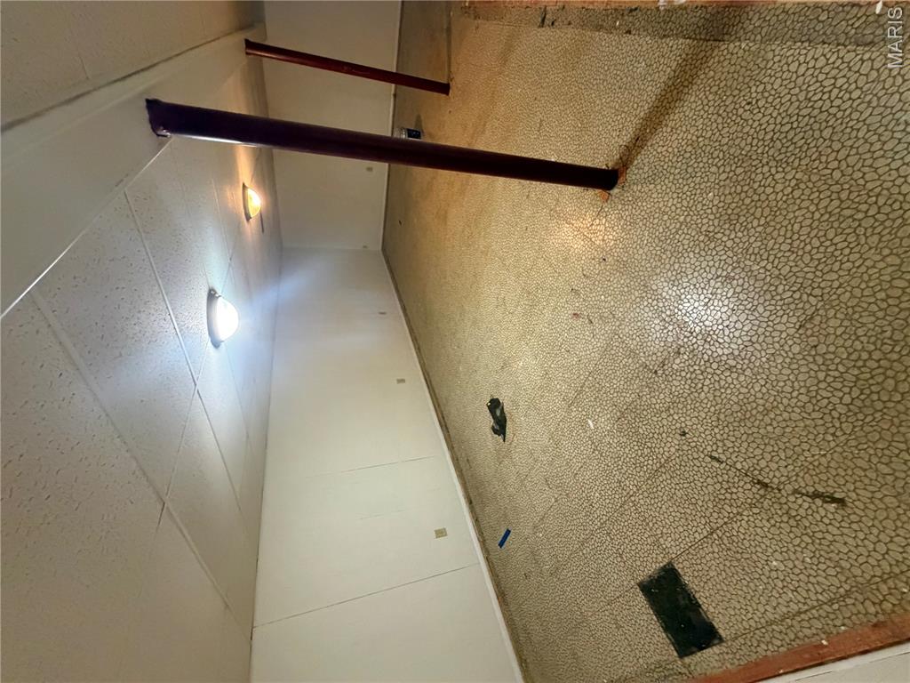 555 Versailles Drive Property Photo 17
