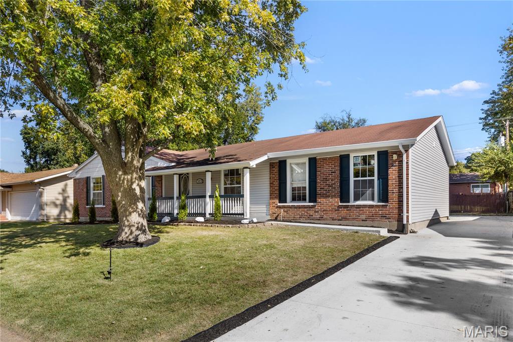 2878 Castleford Drive Property Photo 2