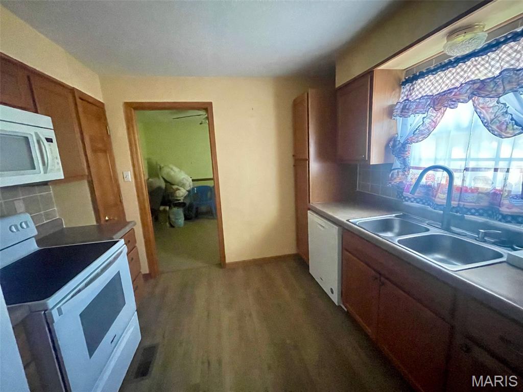 320 Baker Street Property Photo 33