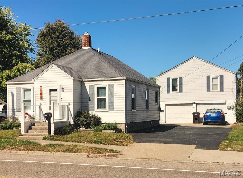 305 E Carpenter Street Property Photo 1