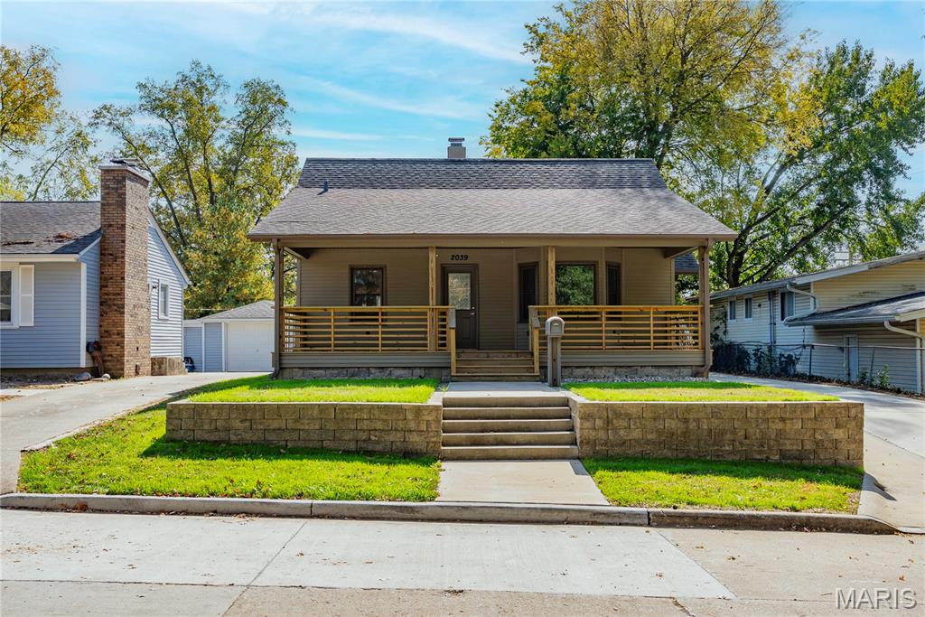 2039 Woodlawn Avenue Property Photo 1
