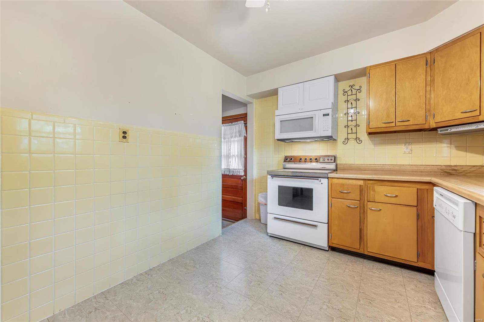 5826 Jamieson Avenue Property Photo 9