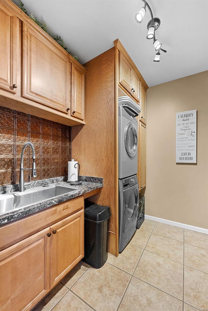 1008 Castleview Court Property Photo 23