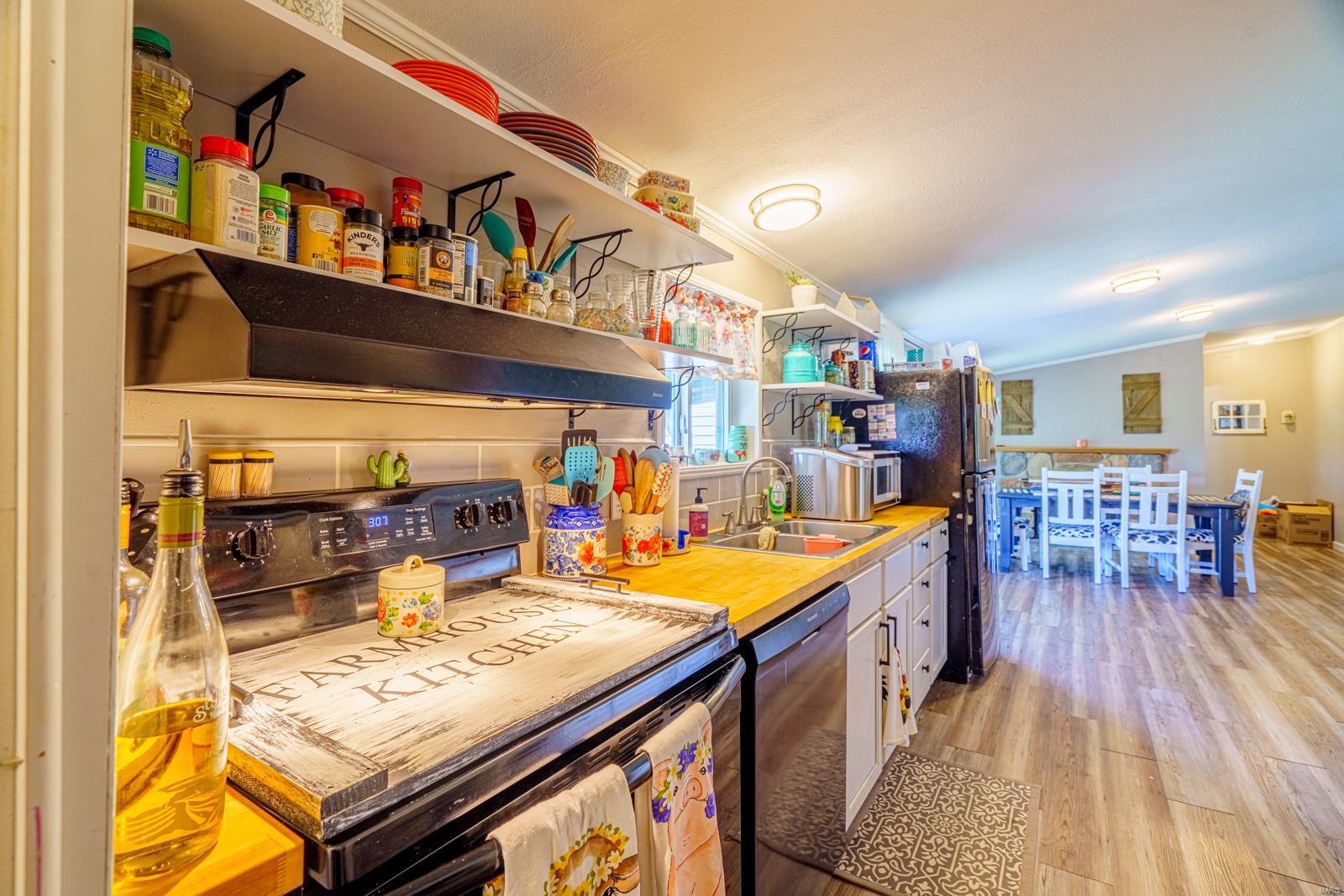 11669 Reed Road Property Photo 4