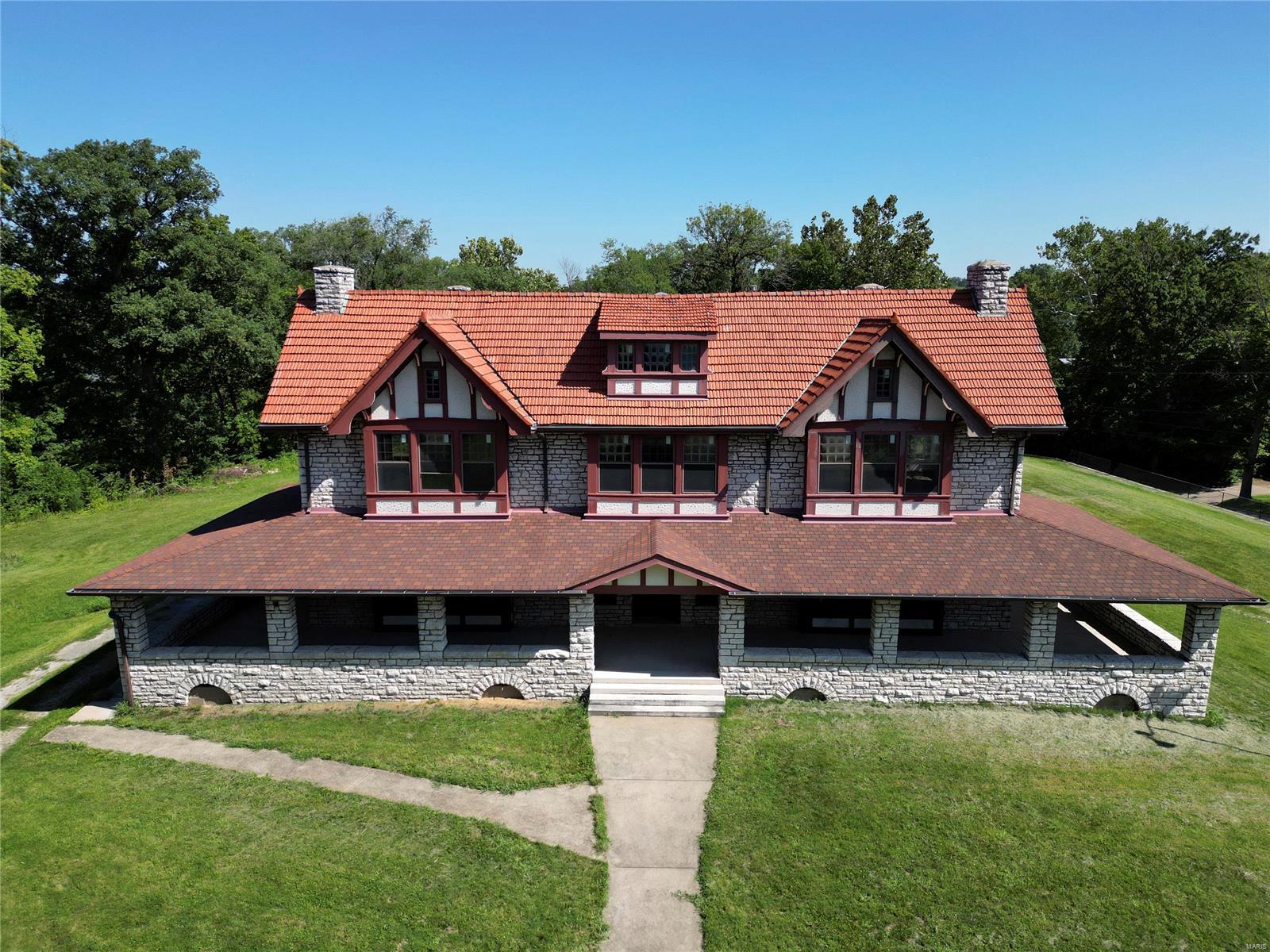 211 Midland Avenue Property Photo 8