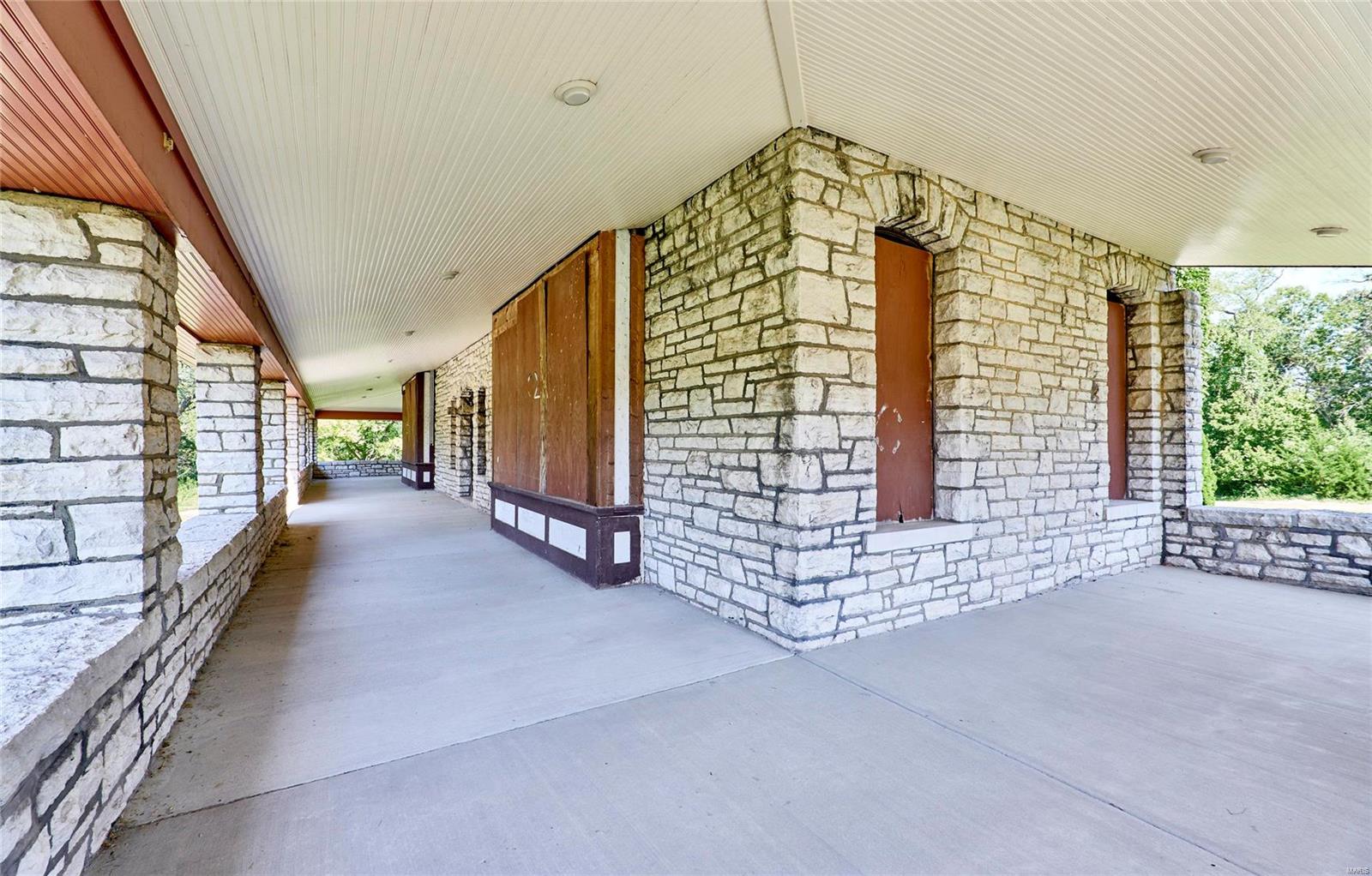 211 Midland Avenue Property Photo 33