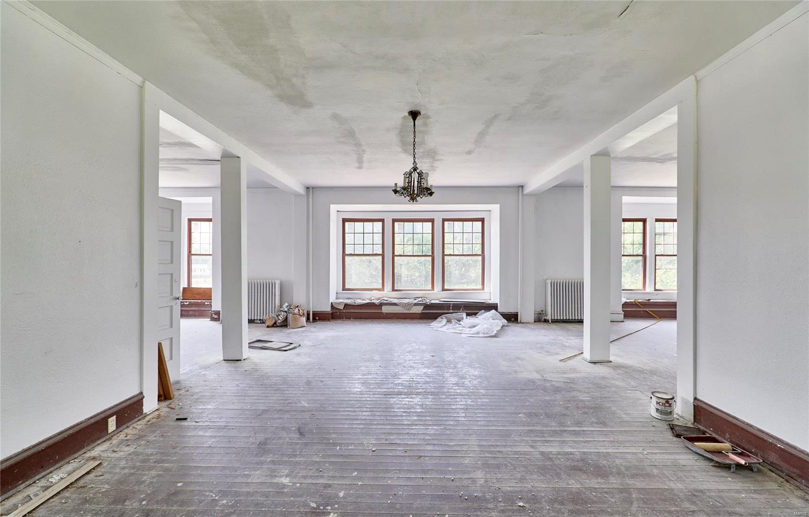 211 Midland Avenue Property Photo 49