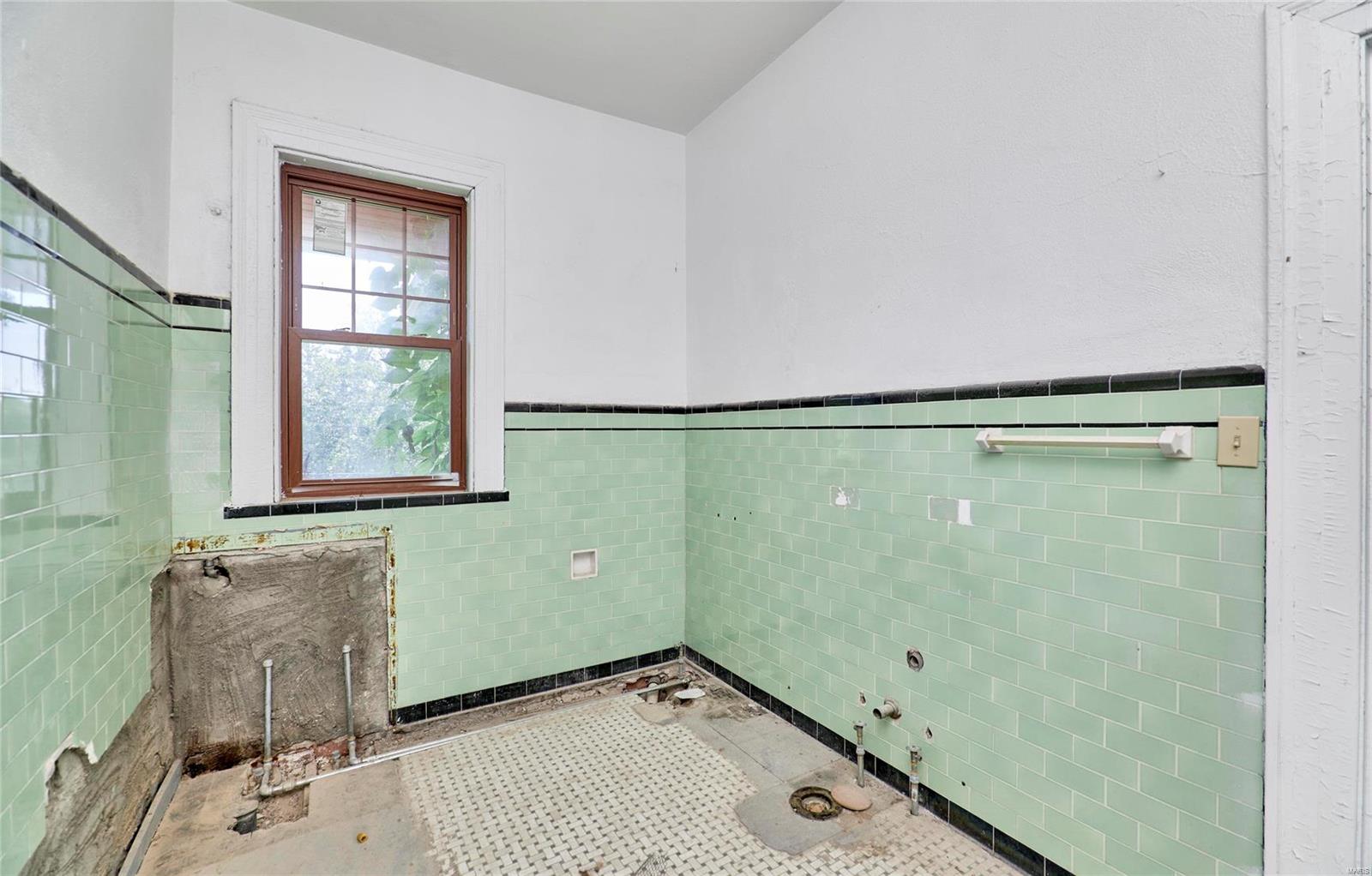 211 Midland Avenue Property Photo 55