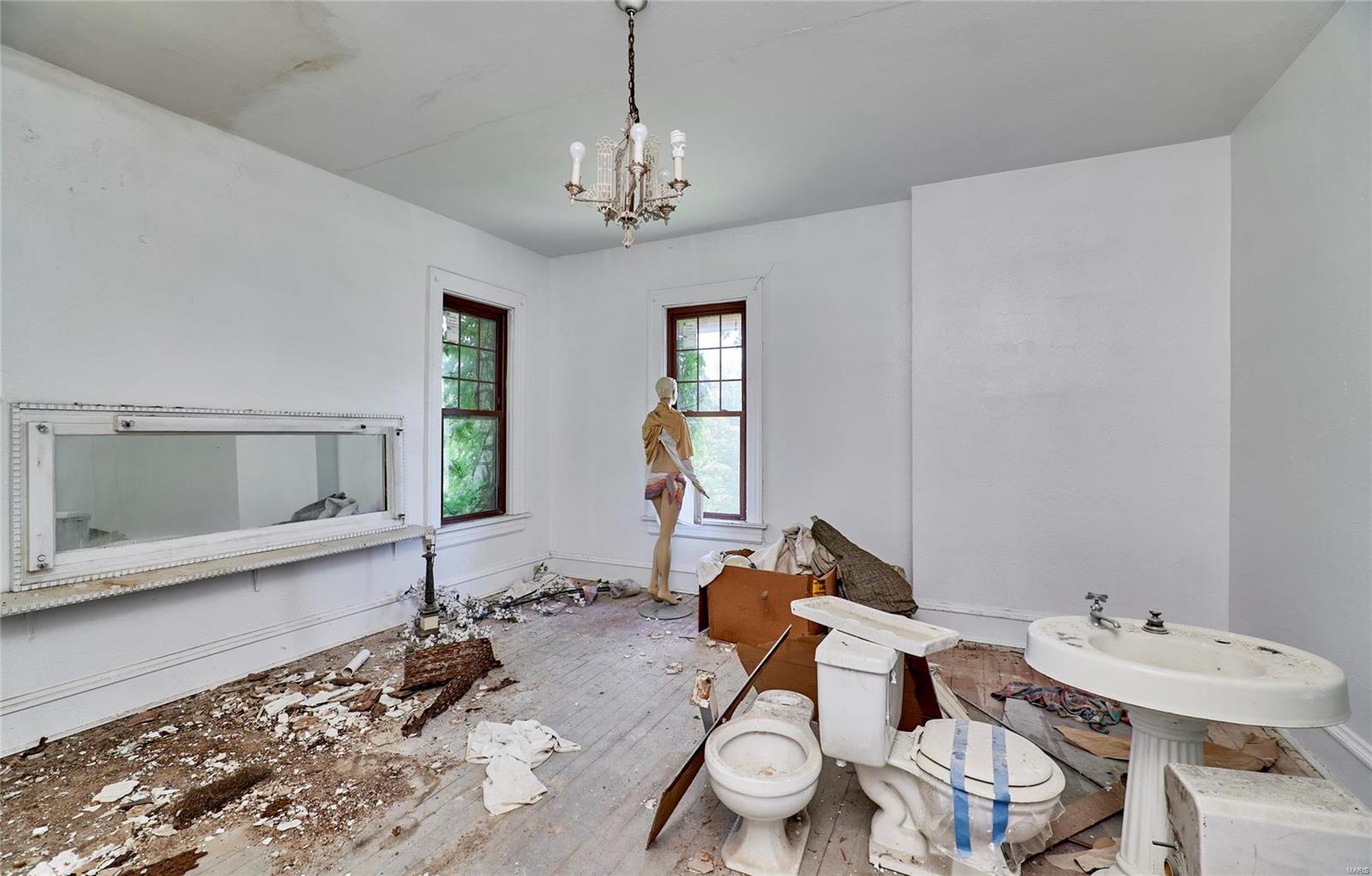 211 Midland Avenue Property Photo 56