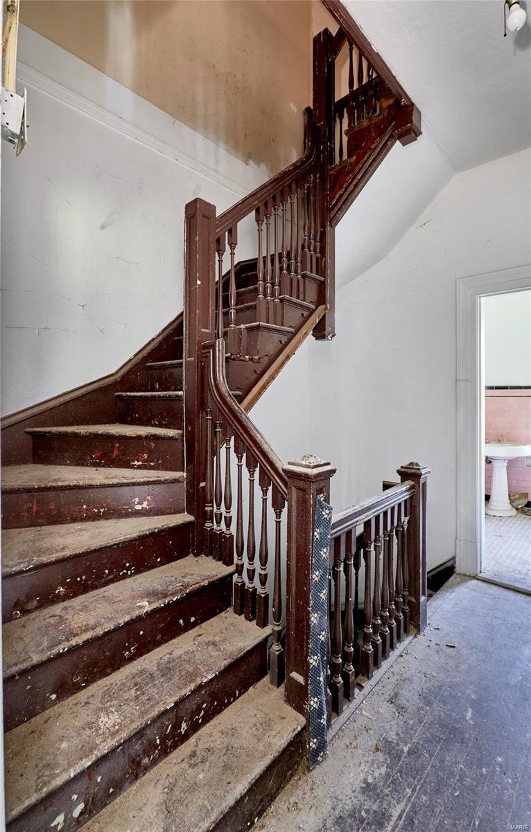 211 Midland Avenue Property Photo 60