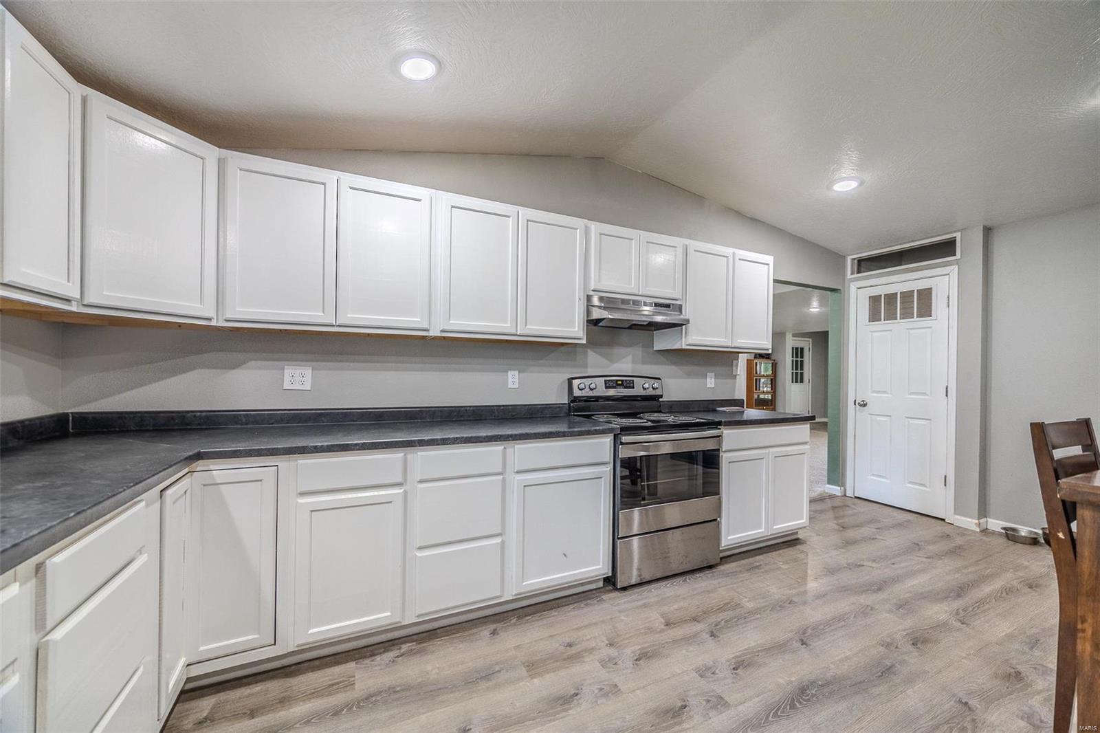 25492 Pennington Drive Property Photo 8