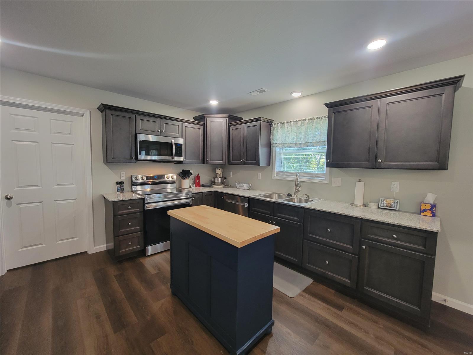 301 S Sloan Street Property Photo 13