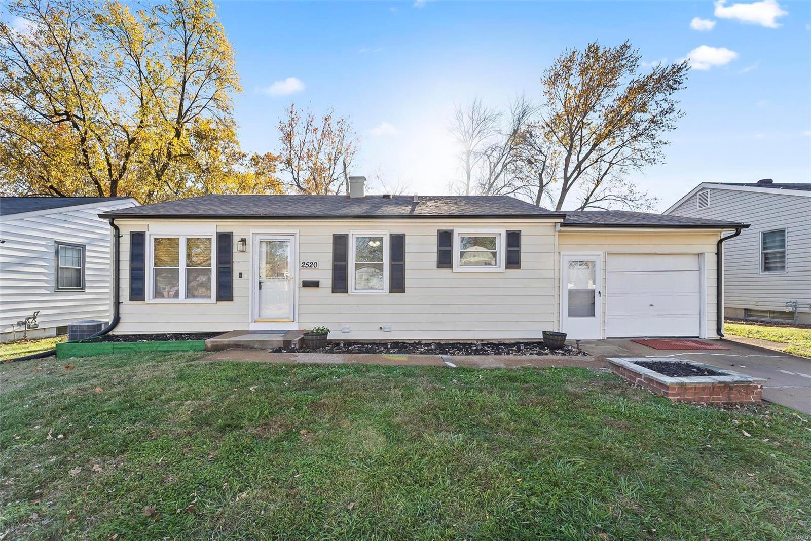 2520 Hawthorne Manor Drive Property Photo 1