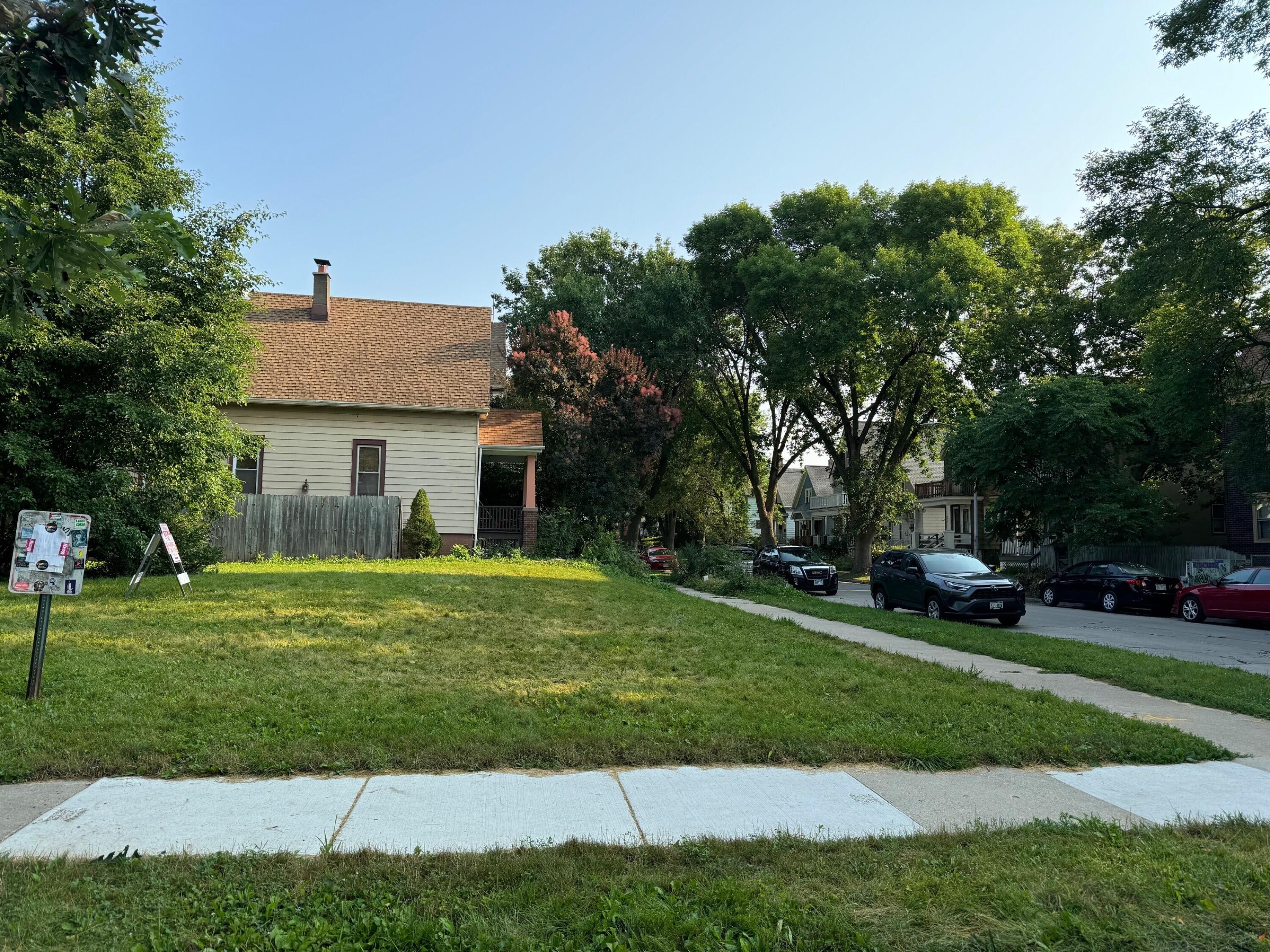 930 E Hadley St Property Photo 1