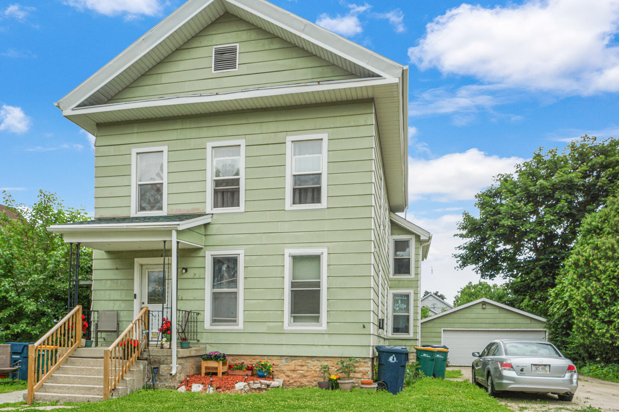 95 8th St Property Photo 1