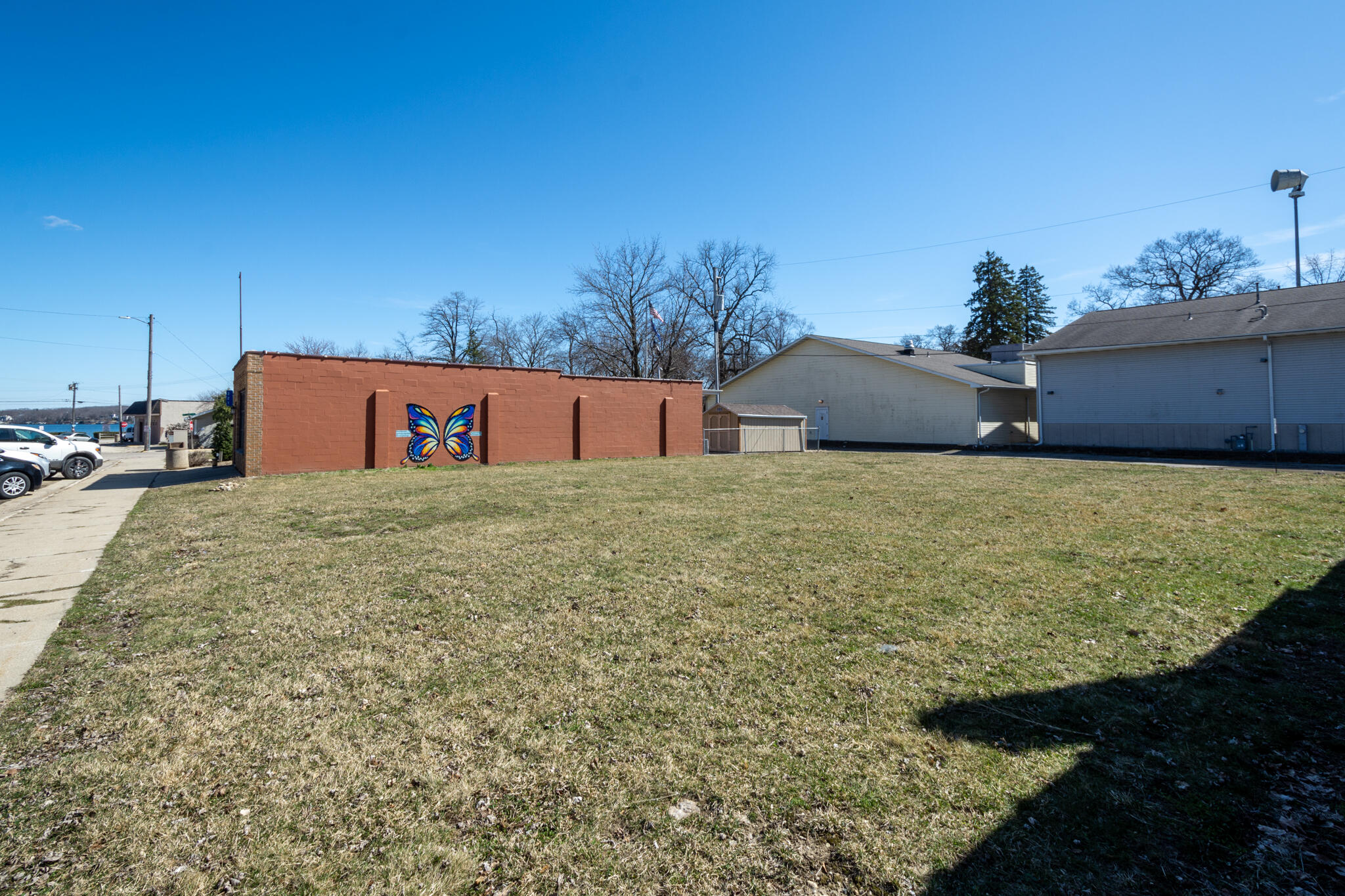 317 E Lake St Property Photo 1
