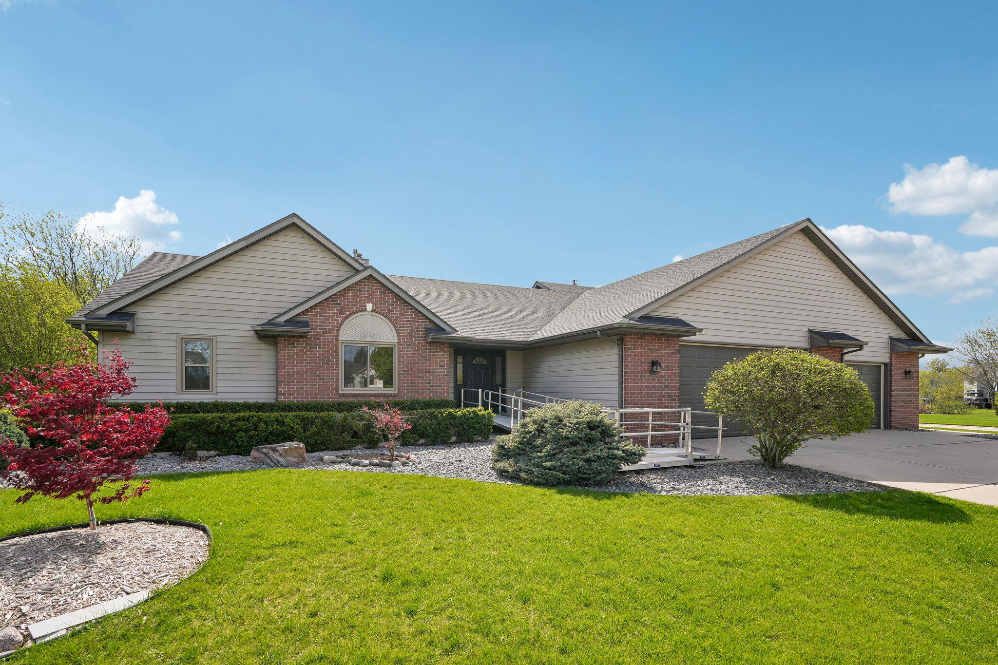 8108 East Ridge Dr Property Photo 1