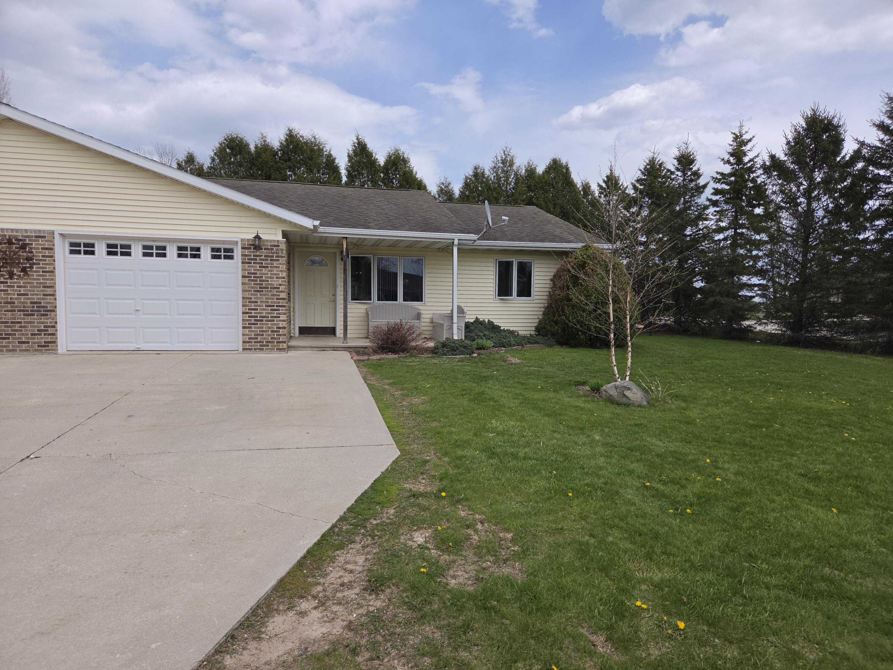 1004 Chrysler Dr Property Photo 1