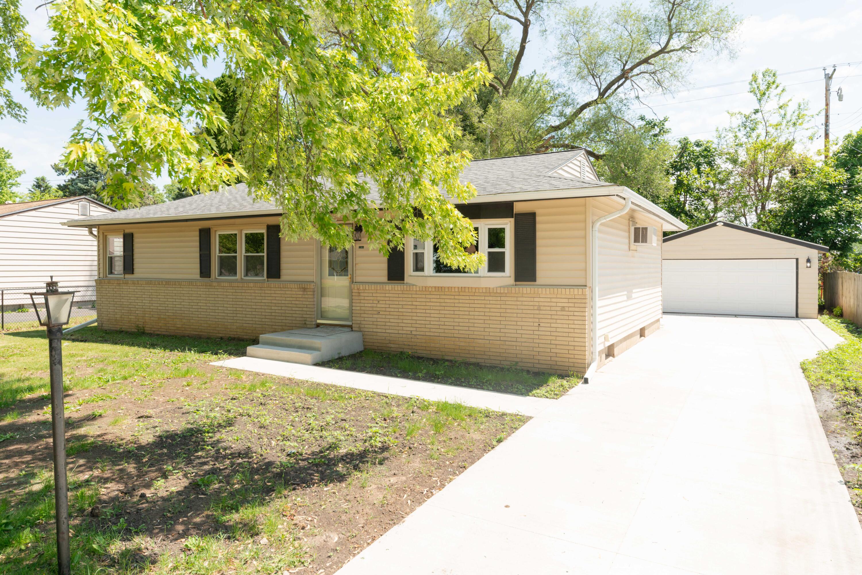 2261 Robinson Dr Property Photo 1