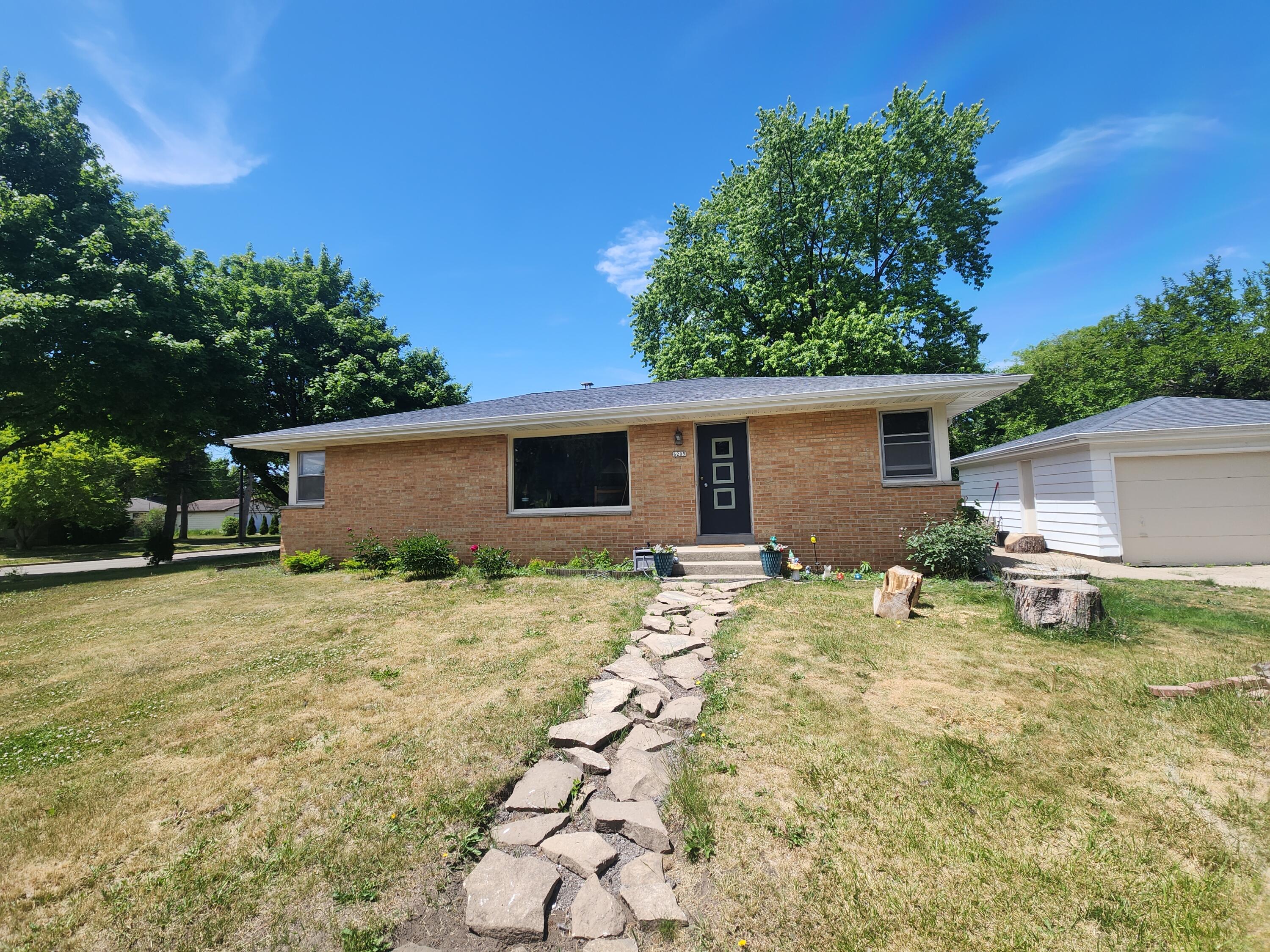 6205 N Garden Grove Ln Property Photo 1