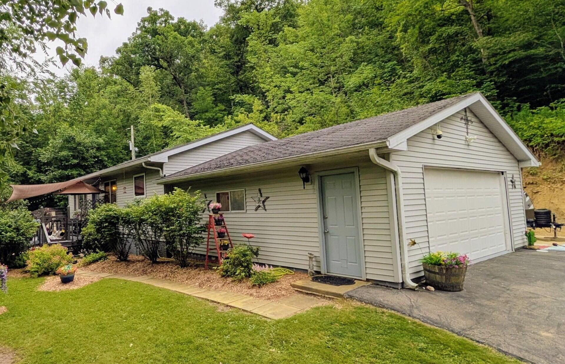 E4585 Bean Ln Property Photo 1
