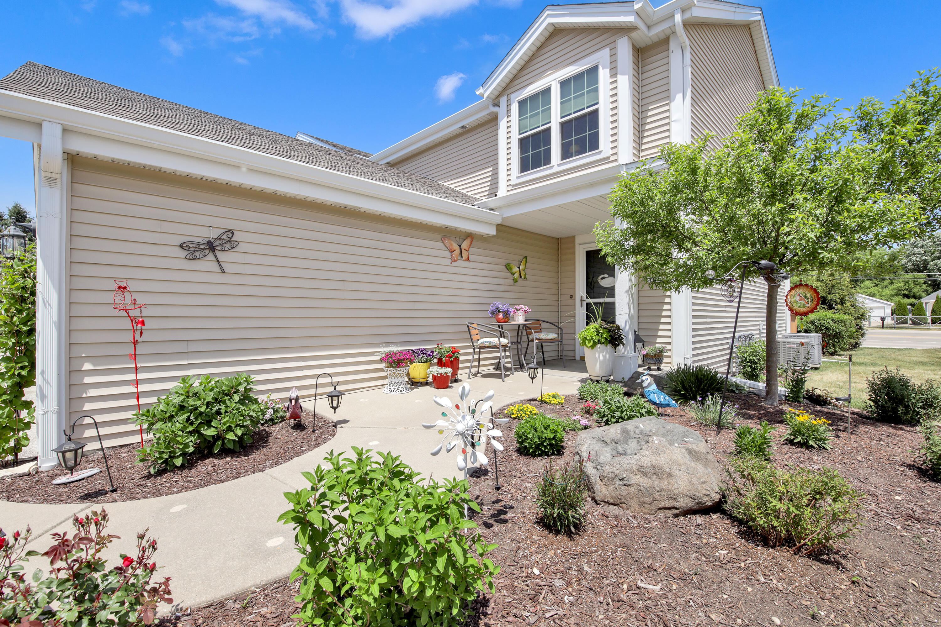 2101 E Broadway - Property Photo 1