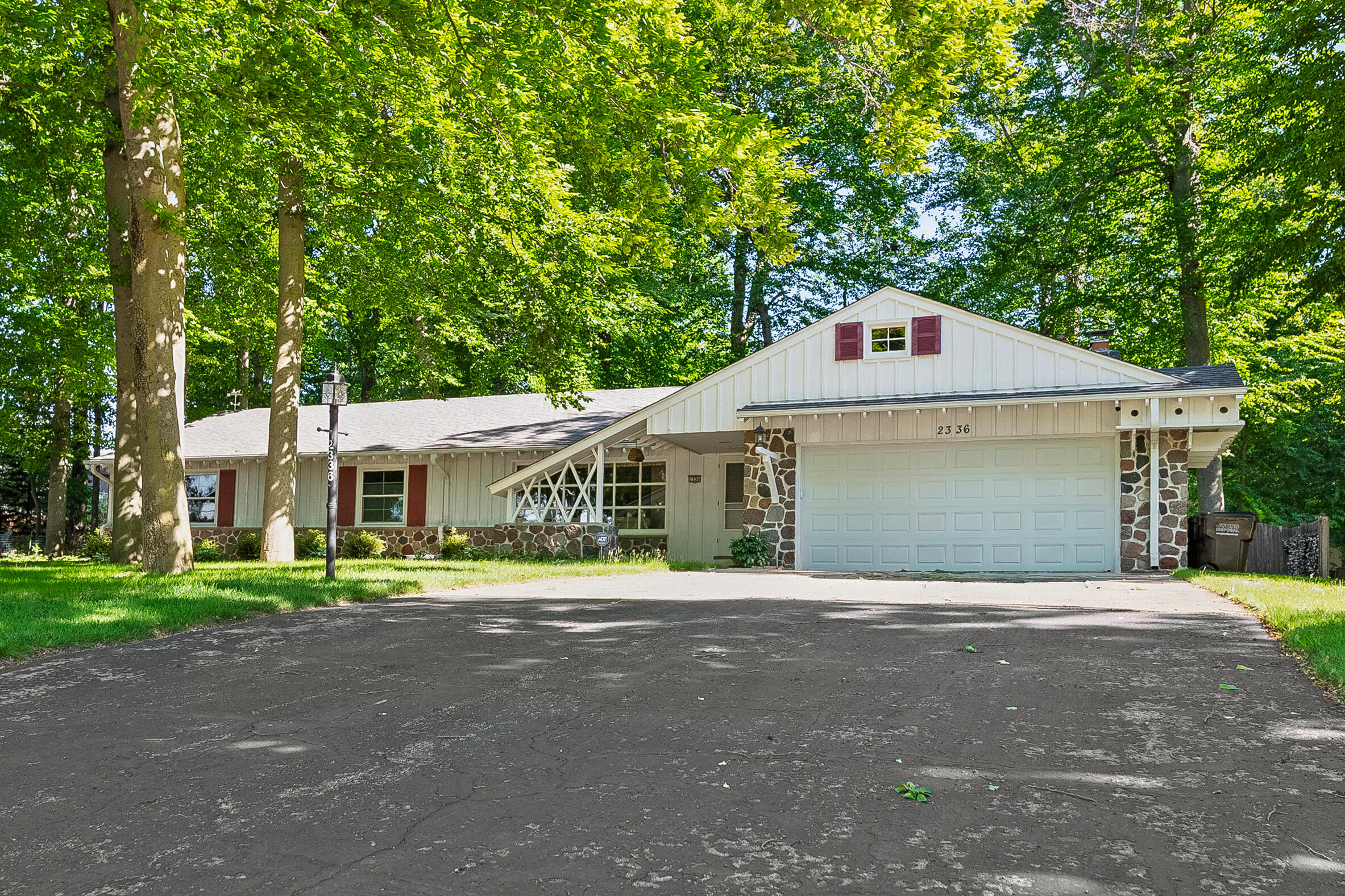2336 W Green Tree Rd Property Photo 1