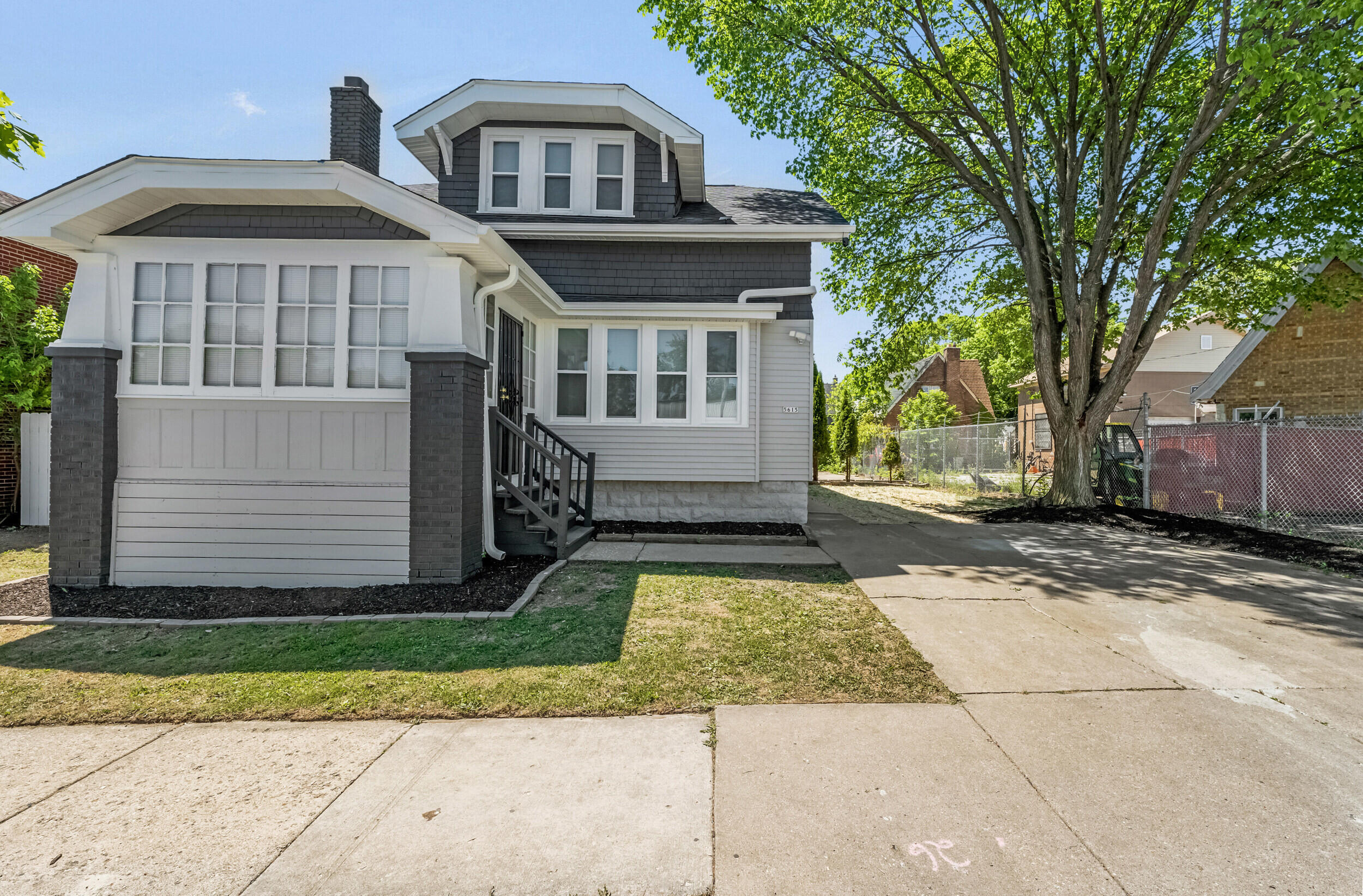 5615 W Burleigh St Property Photo 1