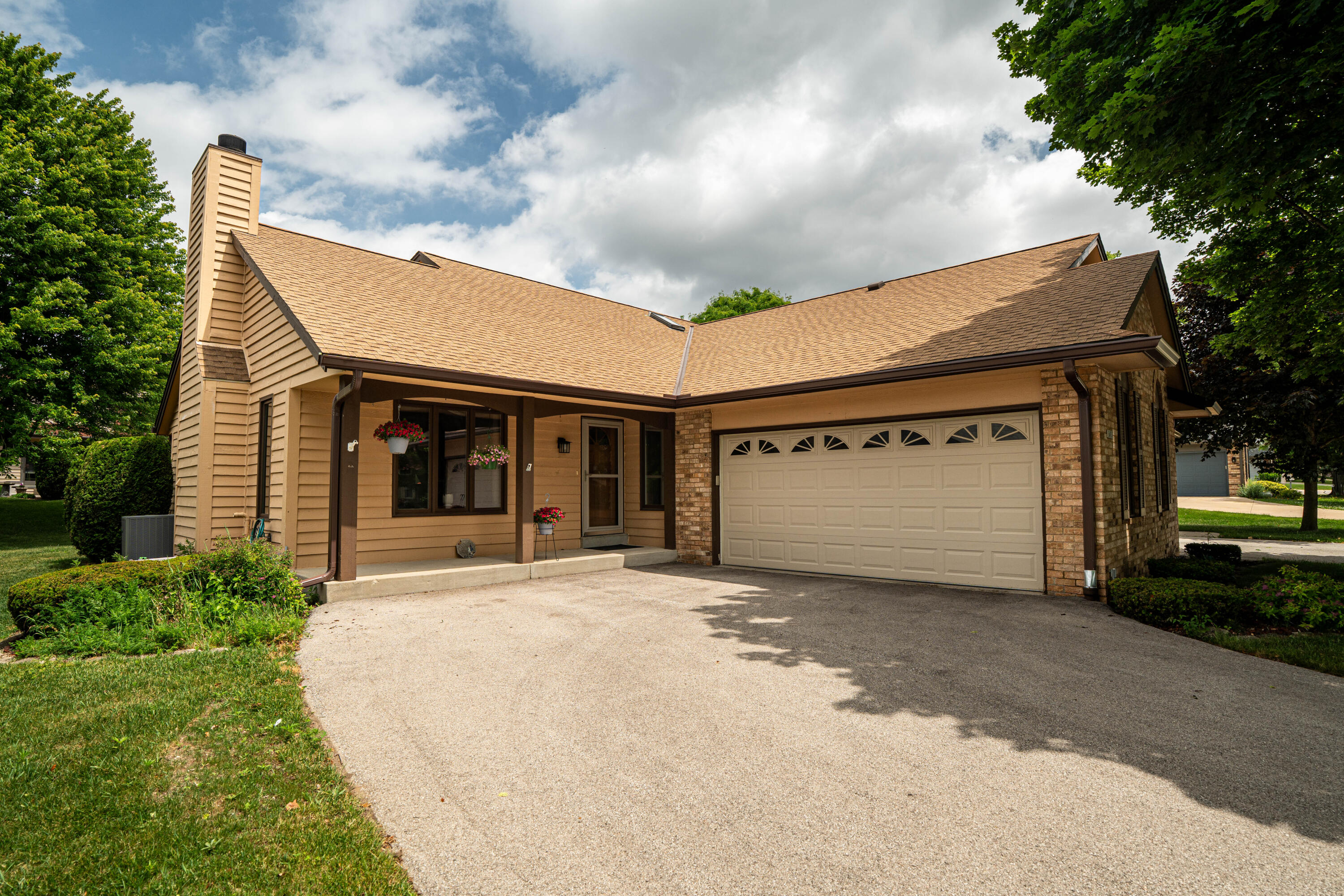 5413 Somerset Ln Property Photo 1