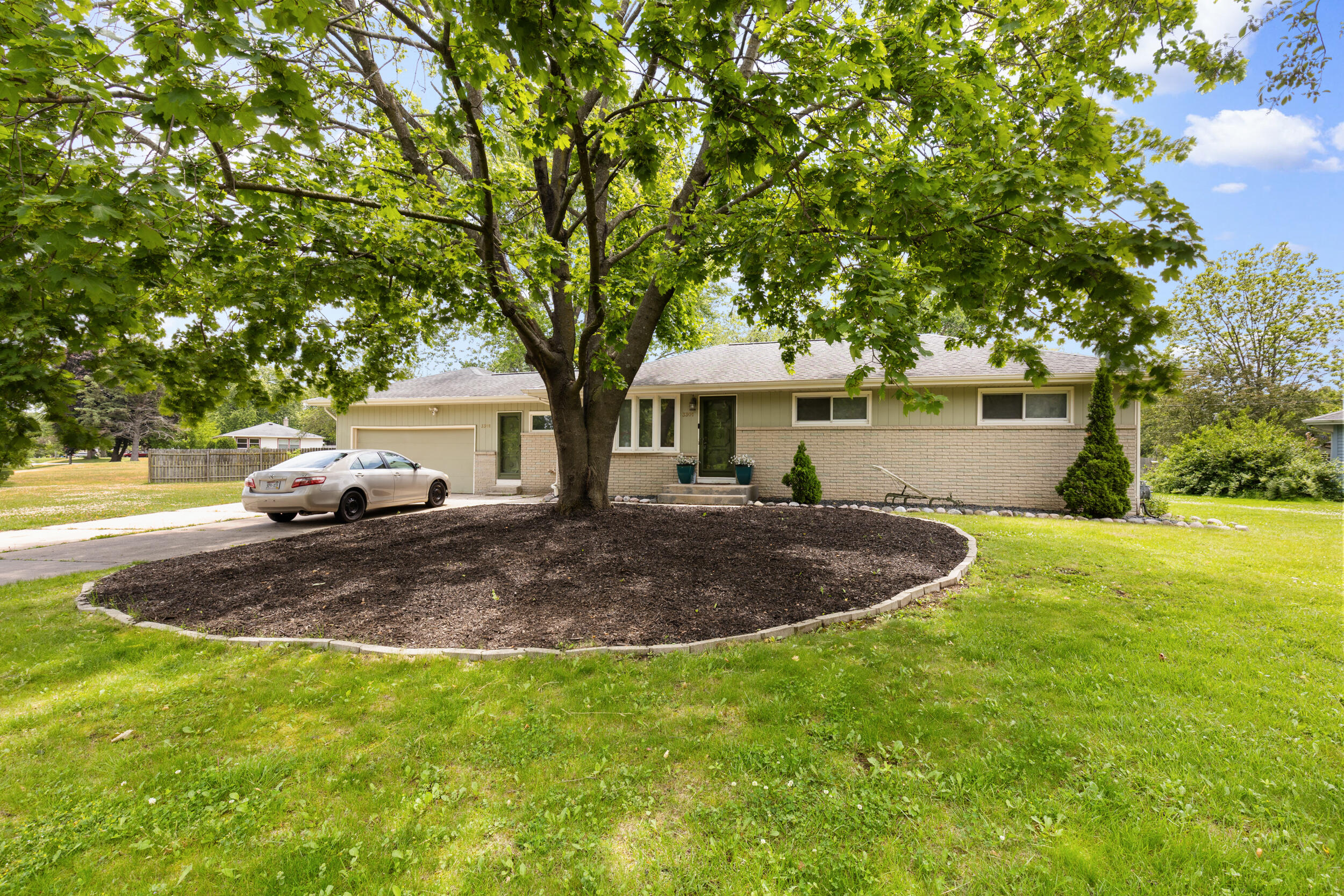 3301 E Carol Ct Property Photo 1