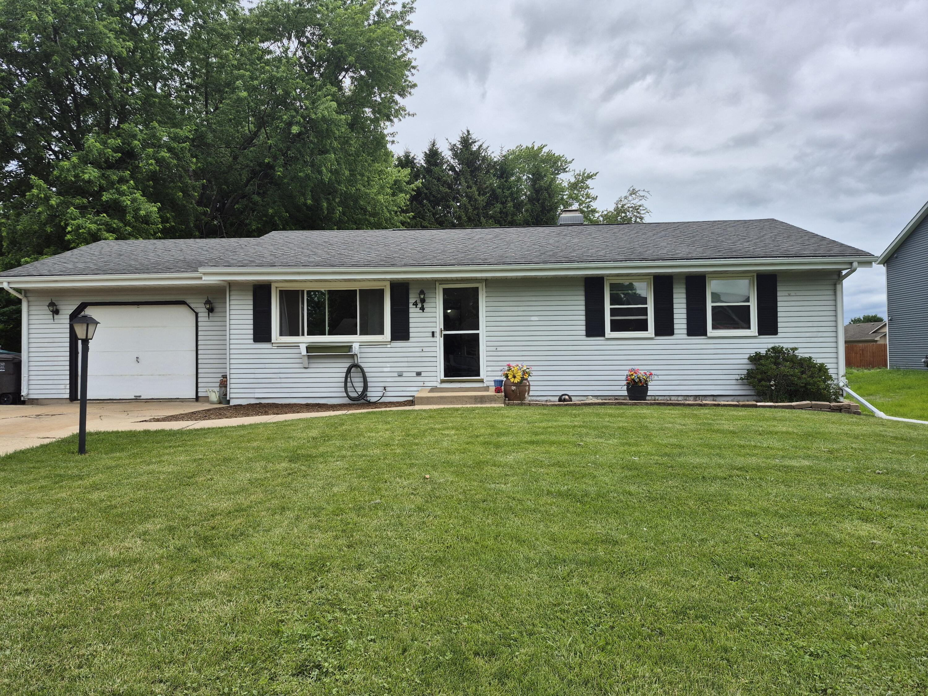 44 E Ash Ln Property Photo 1