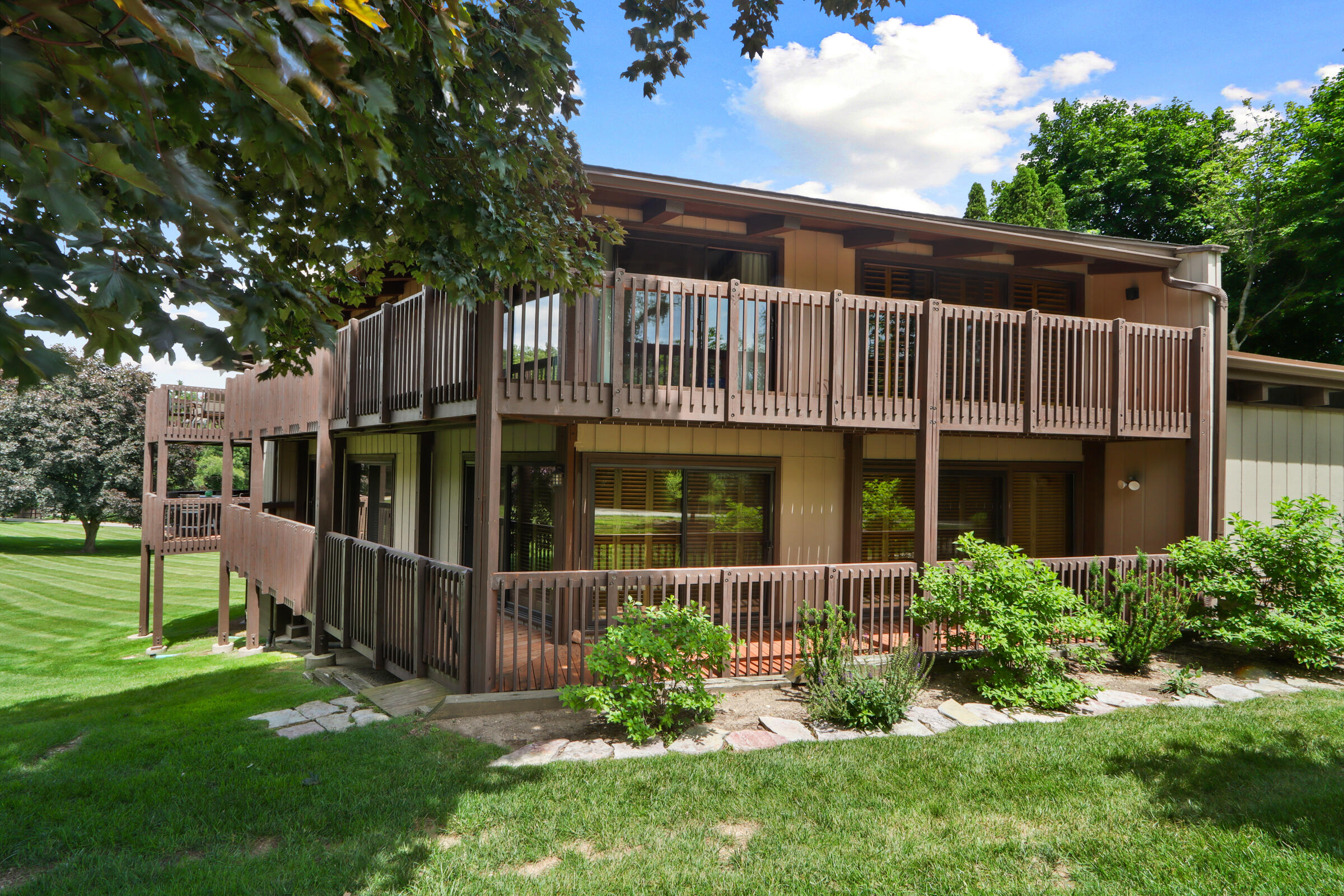 910 Windsor Ct Property Photo 1