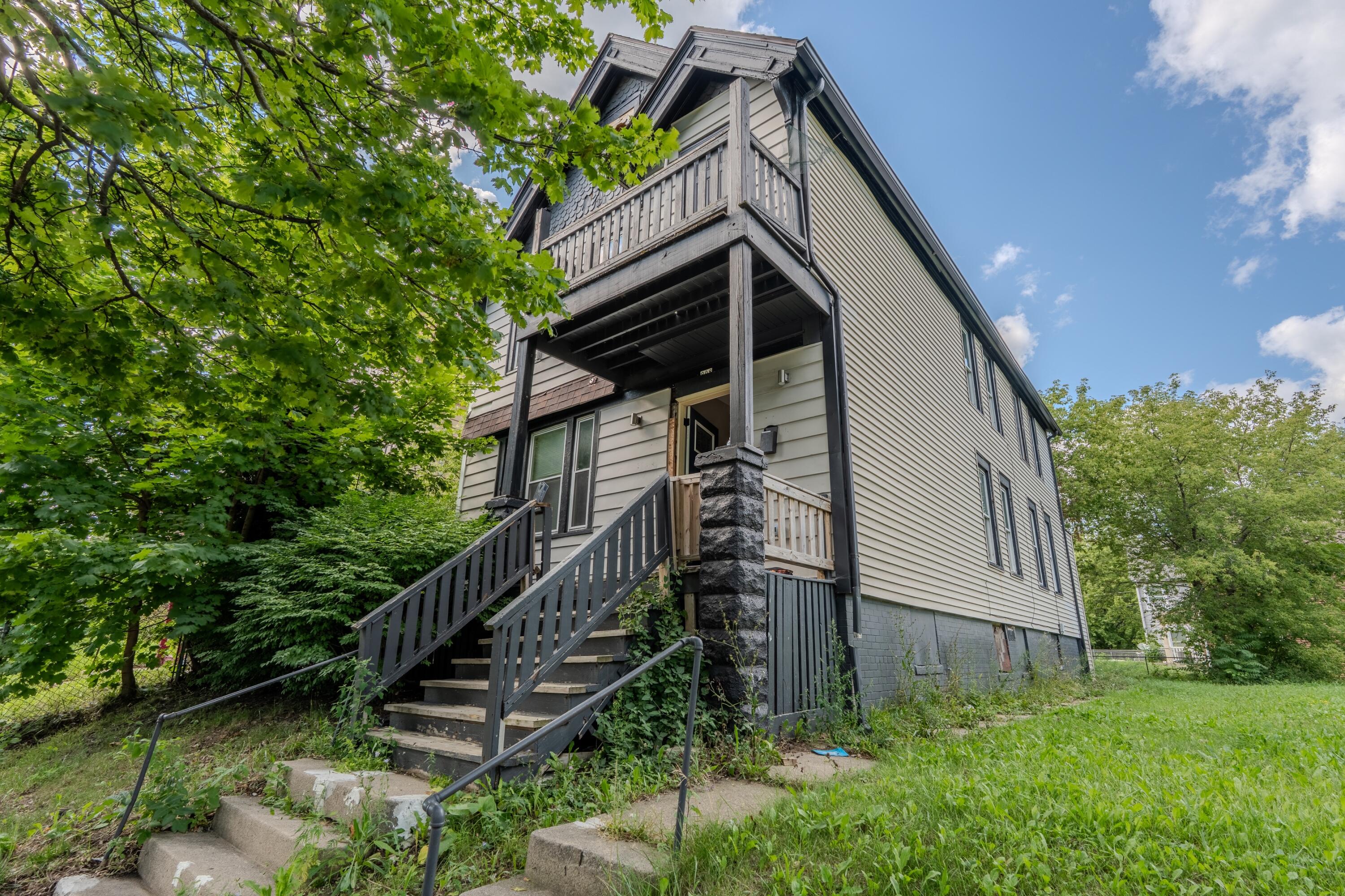 908 W Hadley St Property Photo 1